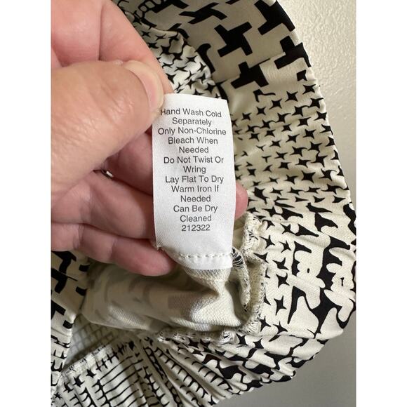 Women's NWOT CAbi Full Zip Geometric Pattern Crop Bomber SS Jacket Stretch MED - Picture 7 of 7